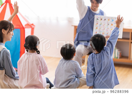 ひらがなの勉強をする園児 96288396