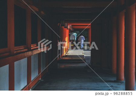 Classic corridor in heian sherine, kyoto, japan 10 April 2012 96288855