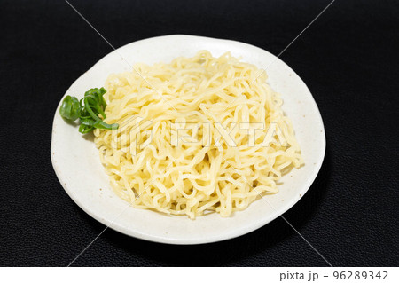 皿に盛りつけた茹でた中華麺 96289342