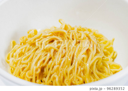 とんこつのたれを混ぜた中華麺 とんこつのたれを混ぜた中華麺 96289352