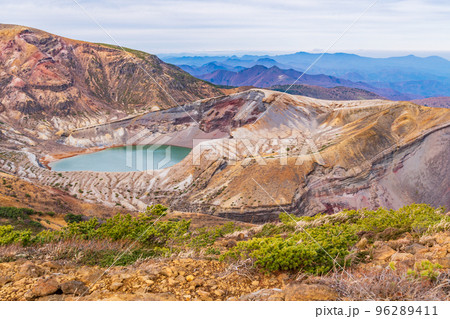 (山形県)晩秋の蔵王・御釜 (山形県)晩秋の蔵王・御釜 96289411