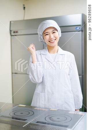 若い女性の調理師（ガッツポーズ） 96289608
