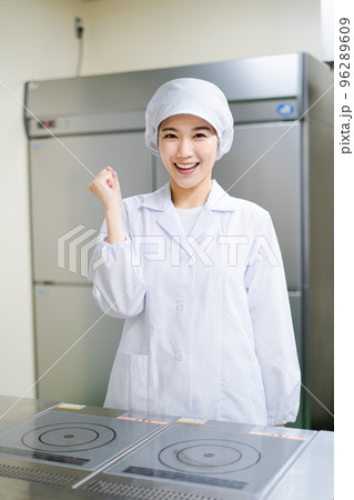 若い女性の調理師（ガッツポーズ） 96289609