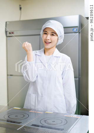 若い女性の調理師（ガッツポーズ） 96289611