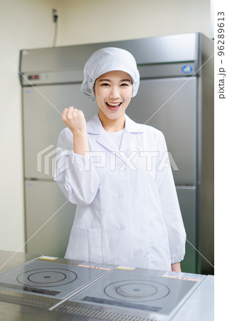 若い女性の調理師（ガッツポーズ） 96289613