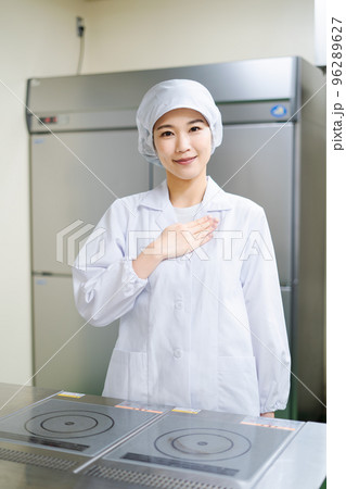 若い女性の調理師（安心） 96289627