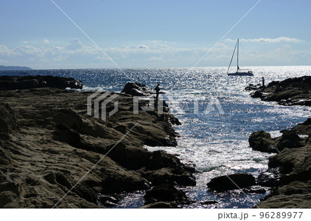 岩礁と波の景観（岩礁の釣り人） 96289977