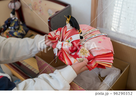 お雛様をしまう お雛様をしまう 96290352