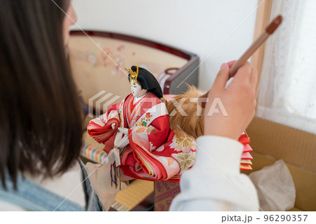 お雛様をしまう。 96290357