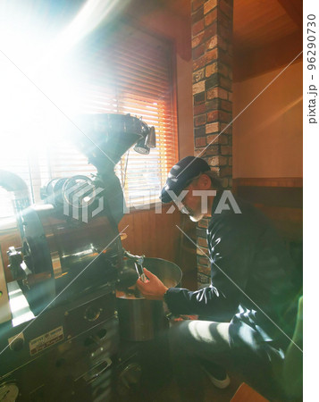 コーヒー豆　自家焙煎　男性　焙煎士 96290730