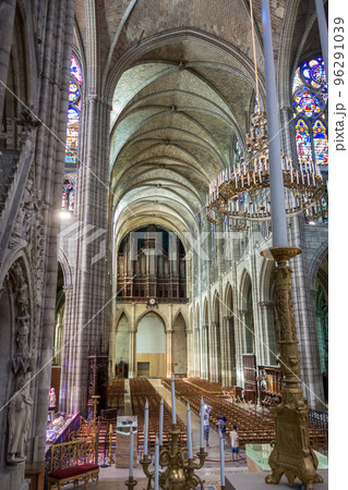 Basilica of Saint-Denis. Interior view 96291039