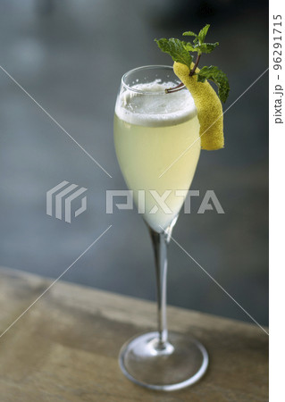 lemon and grapefruit with egg white citrus spritzer cocktail 96291715