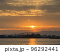 大阪港うっとりしてしまう夕陽 96292441