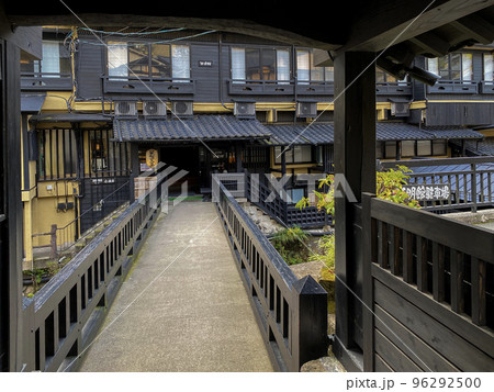 黒川温泉の旅館街と渡橋 96292500