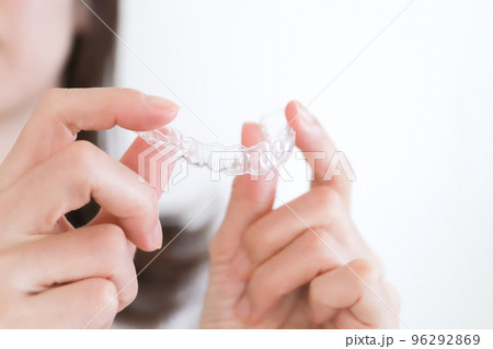 マウスピースを持った手元 マウスピースを持った手元 96292869