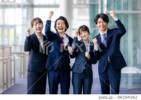 ガッツポーズをするビジネスマン ガッツポーズをするビジネスマン 96294362