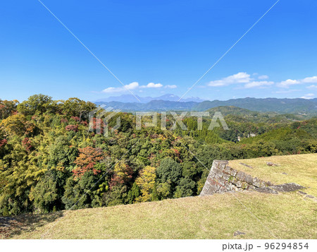 岡城址から紅葉と山並みの眺望 岡城址から紅葉と山並みの眺望 96294854
