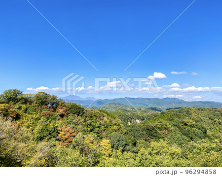岡城址から紅葉と山並みの眺望 96294858