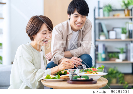 夫婦 カップル ランチ 家族 ミドル ライフスタイル リビング 夫婦 カップル ランチ 家族 ミドル ライフスタイル リビング 96295552