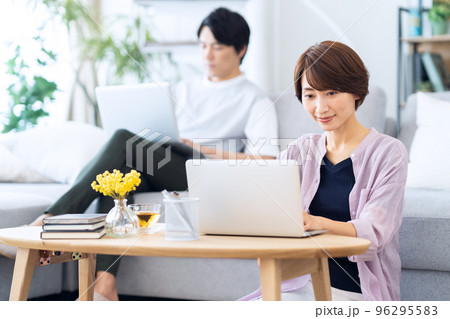 夫婦 カップル 家族 ミドル パソコン ライフスタイル リビング 夫婦 カップル 家族 ミドル パソコン ライフスタイル リビング 96295583