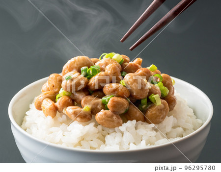 大粒の納豆とごはんとお箸。 大粒の納豆とごはんとお箸。 96295780