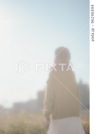 河川敷に佇む若い女性の写真 96296894