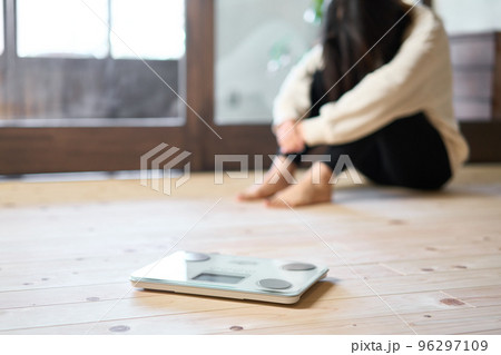 ダイエットに挫折するアジア人女性 96297109