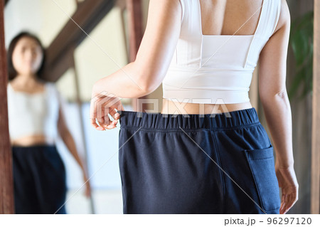 ダイエットの成果を確認するアジア人女性 96297120