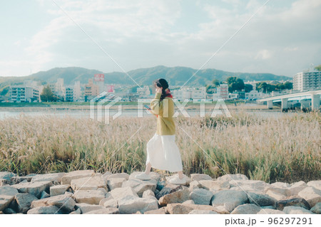 河川敷に佇む若い女性の写真 河川敷に佇む若い女性の写真 96297291