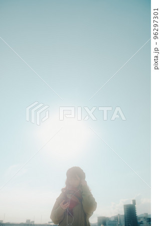 河川敷に佇む若い女性の写真 河川敷に佇む若い女性の写真 96297301