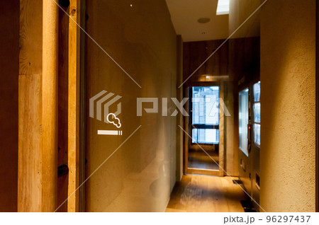 喫煙ルーム　スモーキングエリア 96297437