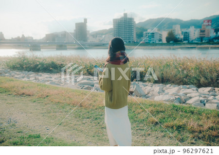 河川敷に音楽を聴きながら散歩をする若い女性の写真 河川敷に音楽を聴きながら散歩をする若い女性の写真 96297621