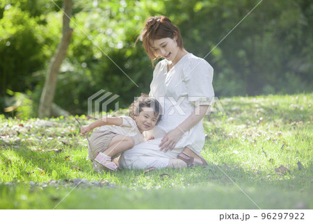 臨月のママと、2歳の娘 臨月のママと、2歳の娘 96297922
