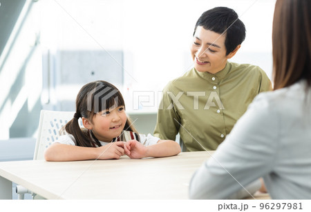 三者面談をする小学生 96297981