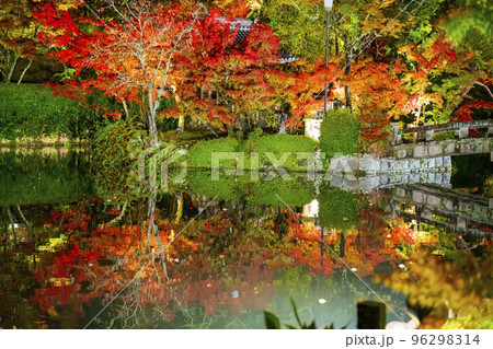 秋の禅林寺 (永観堂)の紅葉　放生池と水鏡　ライトアップ　京都市左京区 96298314