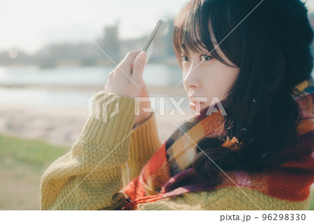 河川敷に音楽を聴きながら散歩をする若い女性の写真 河川敷に音楽を聴きながら散歩をする若い女性の写真 96298330