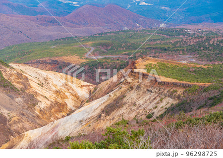 （山形県）蔵王御釜の浸食されたクレーター部 96298725