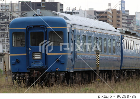 尾久客車区に留置中のブルートレイン客車（2022年） 96298738