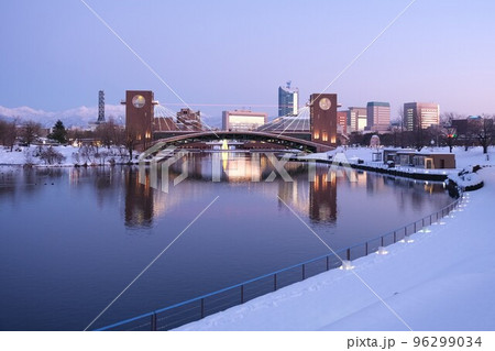 晴れた日の環水公園冬景色 96299034