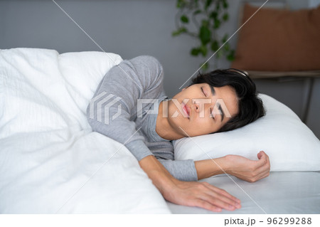 寝る若い男性 寝る若い男性 96299288