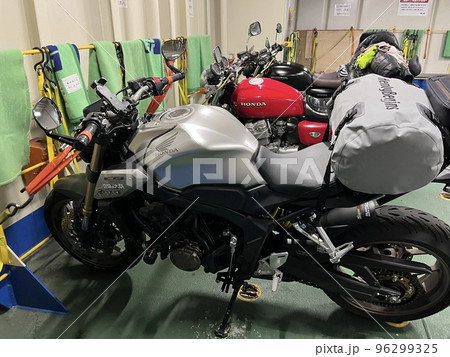 佐渡汽船のフェリー、バイク置き場 96299325