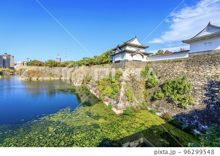大阪府大阪市　大阪城の千貫櫓と内濠 96299548