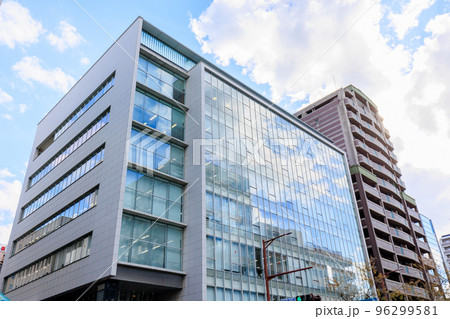 オフィスビルの外観 96299581