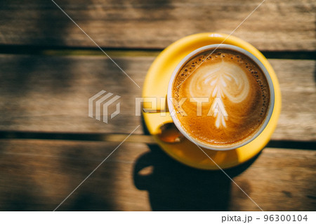 黄色いカップのカフェラテ 96300104