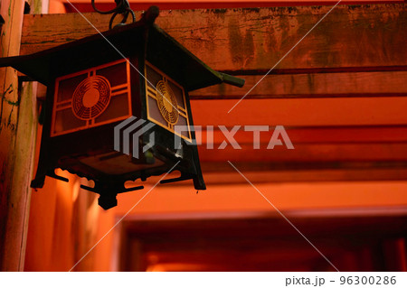 伏見稲荷の千本鳥居と吊り灯篭 伏見稲荷の千本鳥居と吊り灯篭 96300286