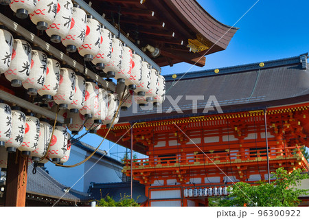 京都 八坂神社の舞殿と南楼門 京都 八坂神社の舞殿と南楼門 96300922