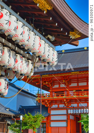 京都 八坂神社の舞殿と南楼門 京都 八坂神社の舞殿と南楼門 96300971