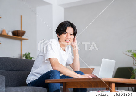 悩む若い男性　 96301354