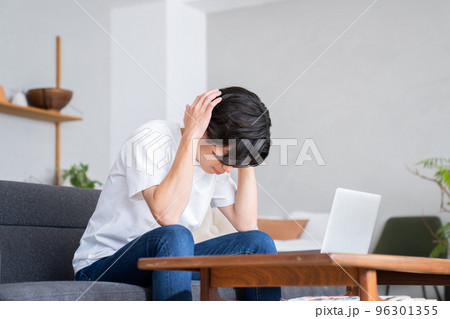 悩む若い男性 悩む若い男性 96301355