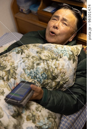 スマホを見る高齢者 スマホを見る高齢者 96301474